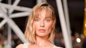 Erst auf den zweiten Blick zu erkennen: Margot Robbie bei der Pariser Fashion Week.