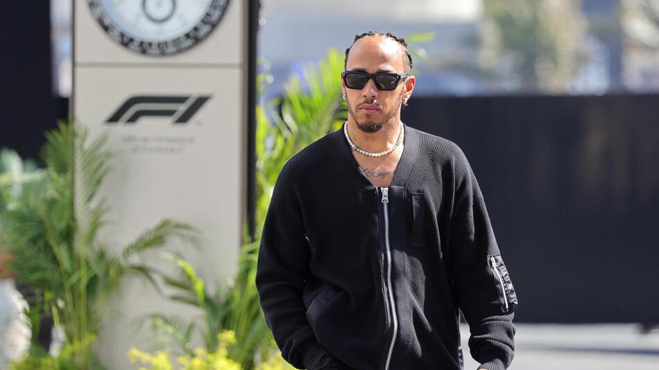 Lewis Hamilton vor dem ersten Training zum Großen Preis von Saudi-Arabien im Fahrerlager