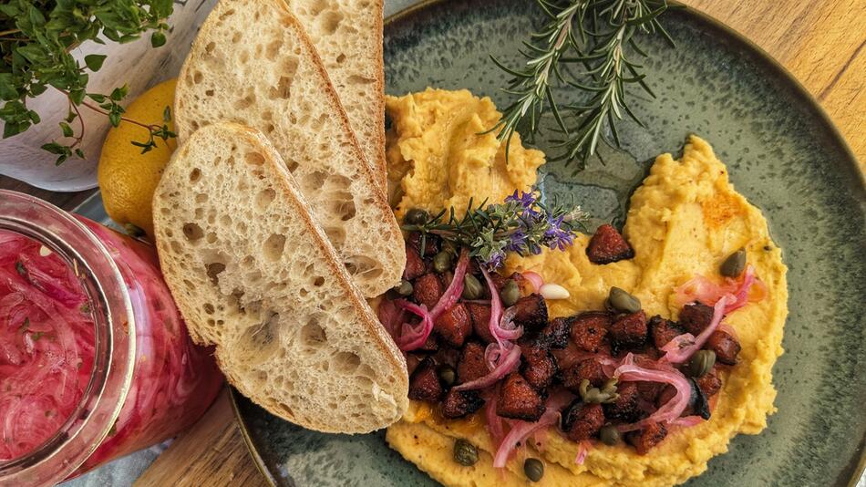 Fava mit Chorizo und Pickled Onions
