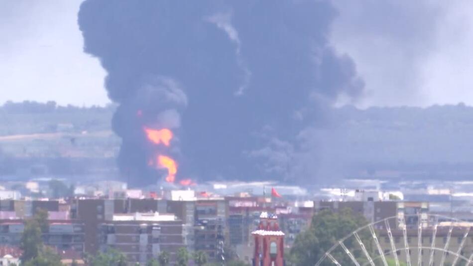 Großbrand in Chemielagerhalle in Spanien