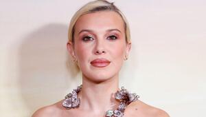 Nahaufnahme von Millie Bobby Brown in einem glitzernden Blütenkleid.