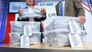 Kistenweise überflutet die FPÖ die Ministerien mit Anfragen