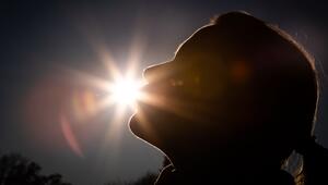 Gesicht einer Frau vor der tief stehenden Herbstsonne