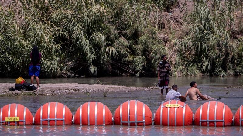 Die orangenen Bojen an der Grenze zu Mexiko schwimmen auf dem Fluss Rio Grande.