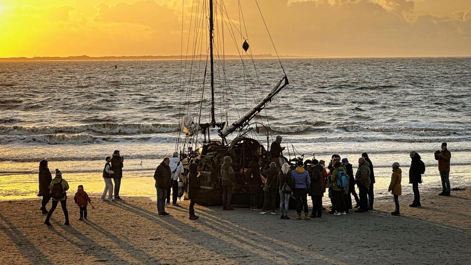 Auf Norderney gestrandetes Segelschiff