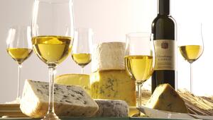 Käse und Wein stehen auf einem Tisch
