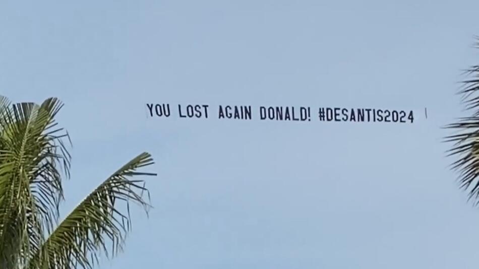 Mit einem Protest-Banner kreuzt ein Flieger direkt über Donald Trumps Anwesen in Florida