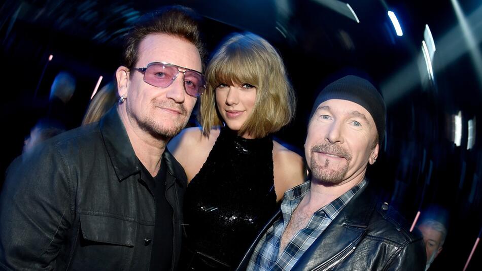 US-Superstar Taylor Swift mit den U2-Mitgliedern Bono (li.) und The Edge im Jahr 2016 bei den ...