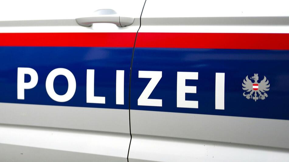 Die Polizei sucht einen Mann, der eine 77-Jährige bewusslos schlug.