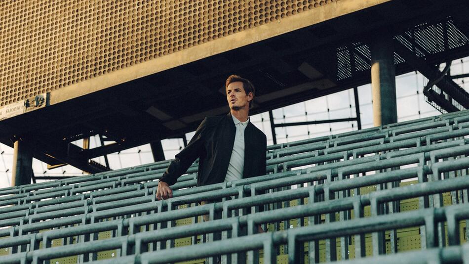 Der neue "Sportschau"-Moderator Alex Schlüter im Stadion.