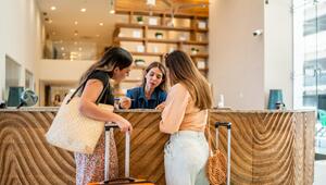 Zwei Frauen beim Check-In im Hotel.