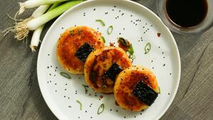 Ein Teller mit Kartoffel-Mochi steht auf einem Tisch