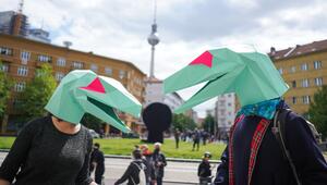 Zwei als Echsen verkleidete Demonstranten