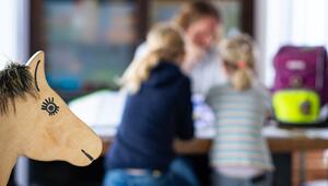 Kinder machen Hausaufgaben