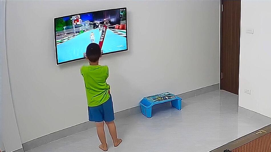 Schlag gegen den Bildschirm: Junge zerstört Fernseher spielend