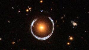 Schwarzes Loch der Hufeisen-Galaxie LRG 3-757