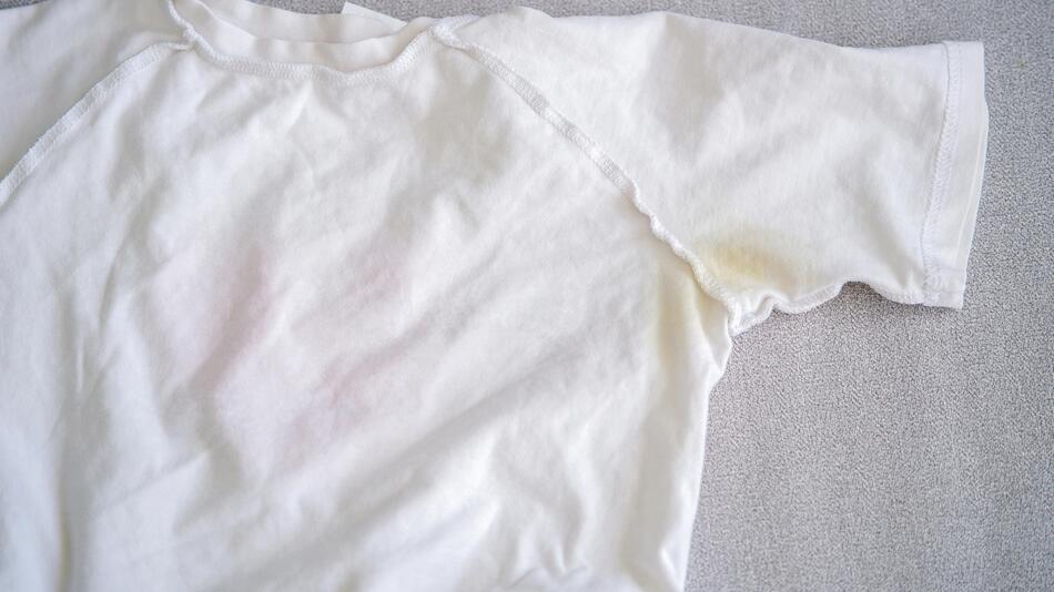 T-Shirt mit gelbem Schweißfleck