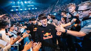 Das "League of Legends"-Team T1 läuft durch eine Menge jubelnder Menschen in einem großen Stadion.