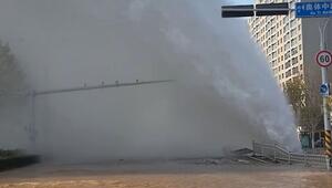 Geysir in der Stadt: Mächtige Wasserfontäne sorgt in China für Überschwemmung