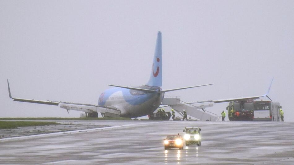 Flugzeug kommt in Leeds von der Landebahn ab