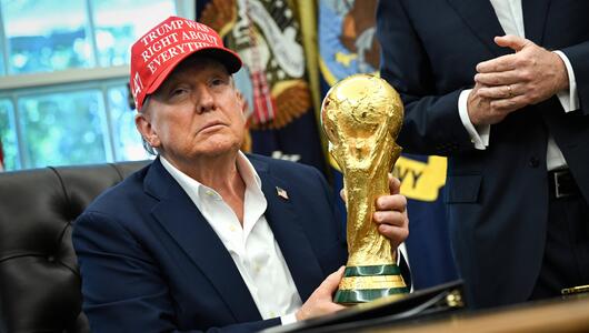Der WM-Pokal in den Händen von US-Präsident Donald Trump.