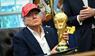 Der WM-Pokal in den Händen von US-Präsident Donald Trump.