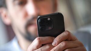 Ein Mann tippt auf einem Smartphone