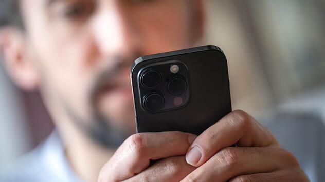 Ein Mann tippt auf einem Smartphone
