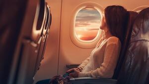 Frau sitzt im Flugzeug