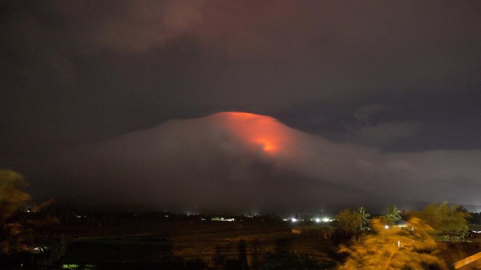 Vulkan auf Philippinen treibt Tausende in die Flucht