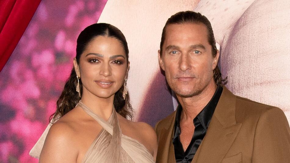 Camila und Matthew McConaughey werben mit einem besonderen Hingucker.