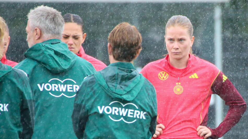 Sjoeke Nüsken (r.) bei der Wück-Ansprache im Training