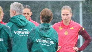 Sjoeke Nüsken (r.) bei der Wück-Ansprache im Training