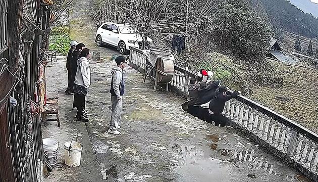 Absturz aus dem Nichts: Terrasse kollabiert unter Trio