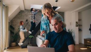 Ein Mann und eine Frau blicken auf einen Laptop