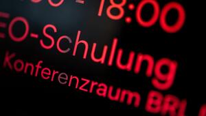 Digitale Anzeige an einem Konferenzraum weist auf Schulung hin
