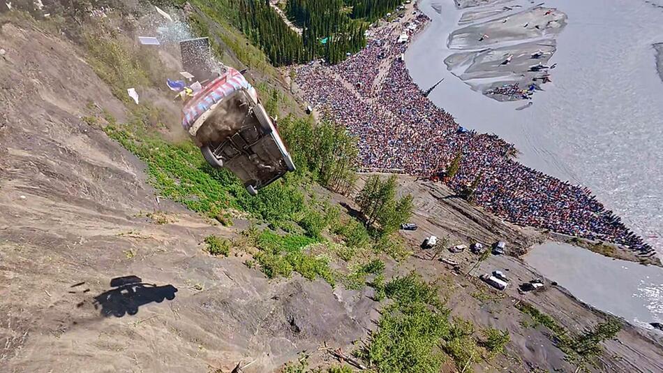 Verrücktes Spektakel: Autos fliegen in Alaska von Klippe