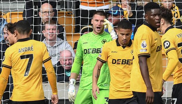 Wolverhamptons Torwart Sam Johnstone (2.v.l.) ermahnt seine Mitspieler. 