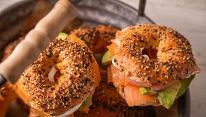 Bagel mit Lachs, Avcado und Frischkäse