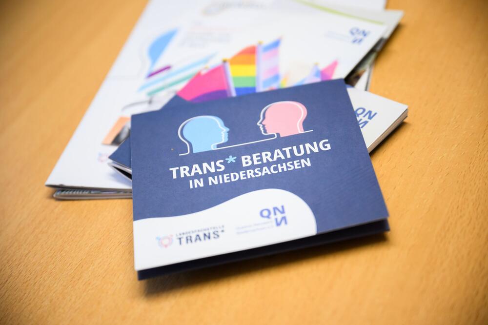 Ein Flyer der „Trans* Beratung in Niedersachsen“