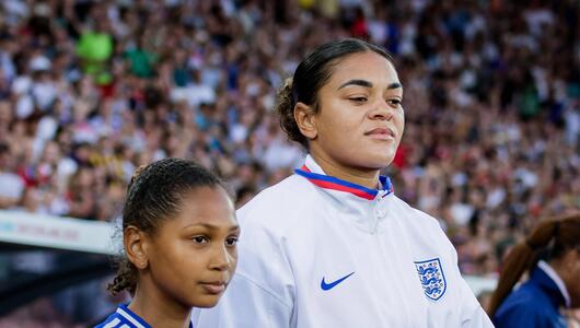Jess Carter (rechts) bei Englands erstem EM-Spiel gegen Frankreich.