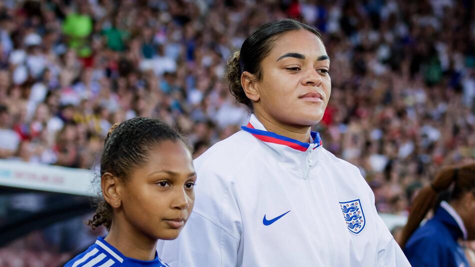 Jess Carter (rechts) bei Englands erstem EM-Spiel gegen Frankreich.