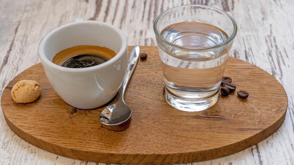 Glas Wasser und Espresso
