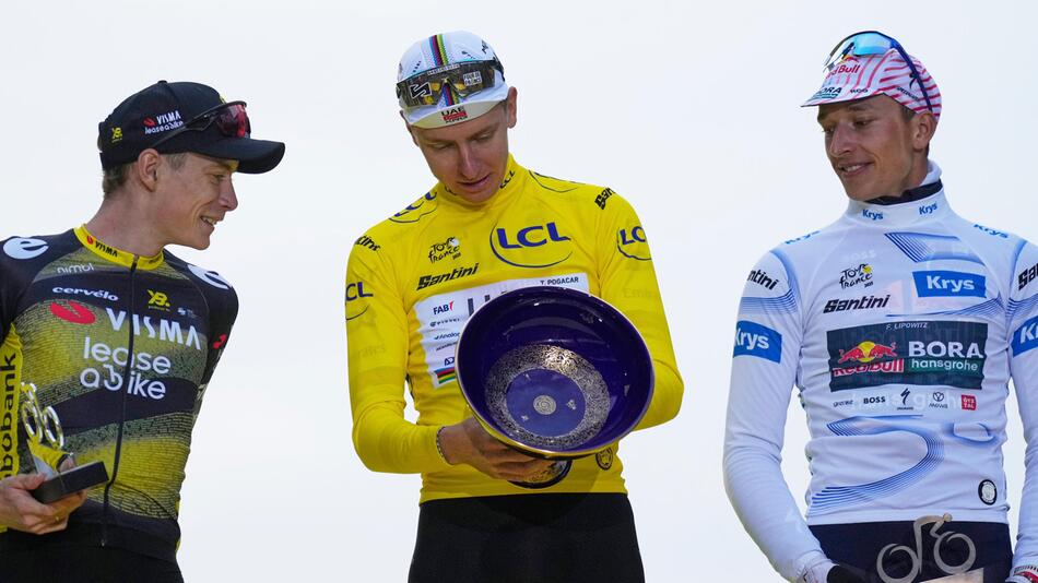 Lipowitz weiße Trikot mit Pokal