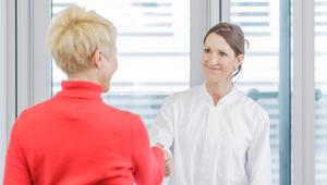 Ärztin begrüßt eine Patientin