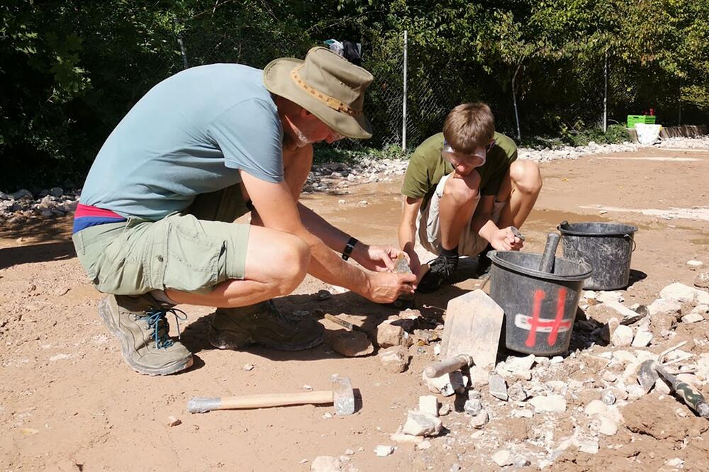 Vater und Sohn in der Mineralienhalde in Wolfach