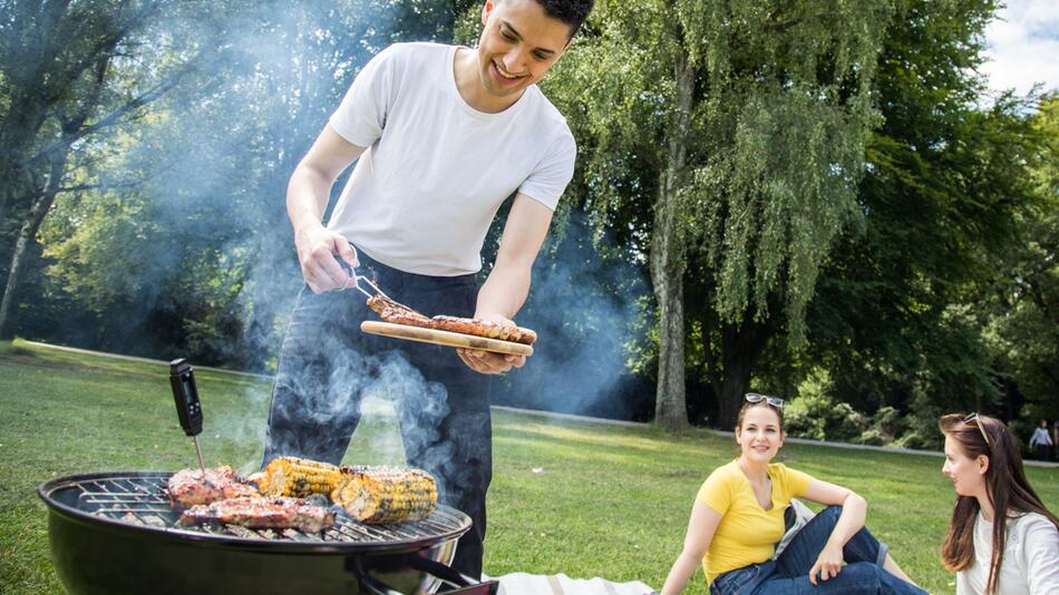 Freunde grillen im Park