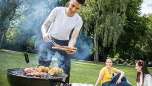 Freunde grillen im Park