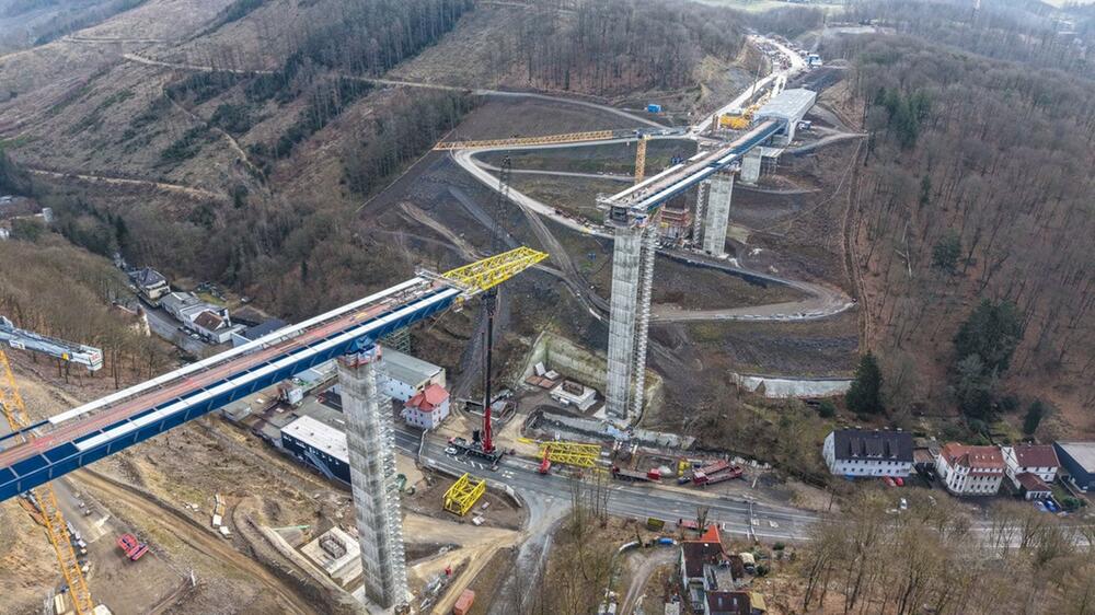 Bauarbeiten an der Talbrücke Rahmede