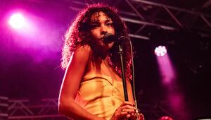 Olivia Dean auf der Bühne